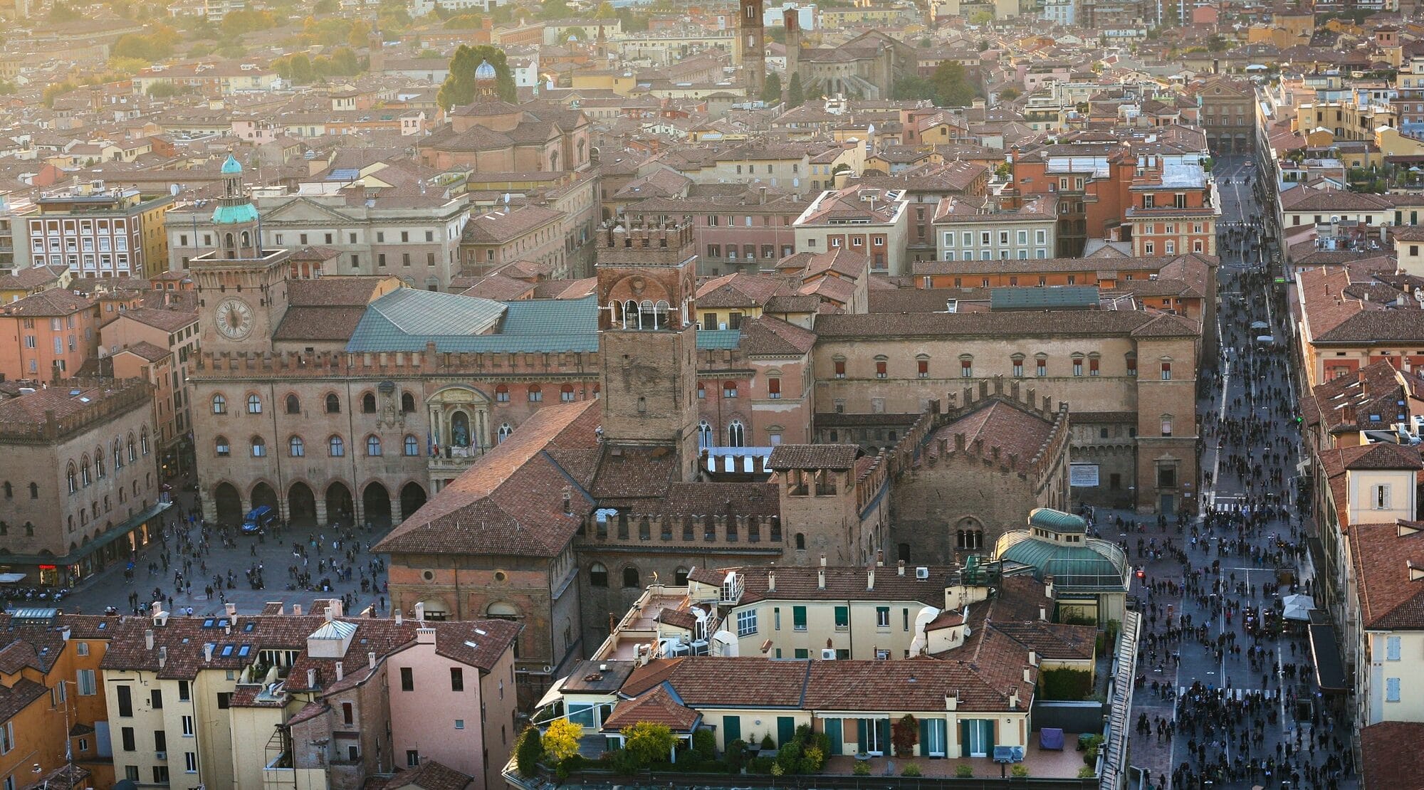 Lavoropiù Overnight in Piazza Carducci a Bologna tra musica e spettacoli