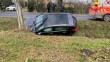 Incidente a Sala Bolognese: auto fuori controllo si schianta contro un palo