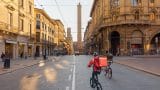 Furto di una bici elettrica a Bologna: il drammatico inseguimento del rider in centro città